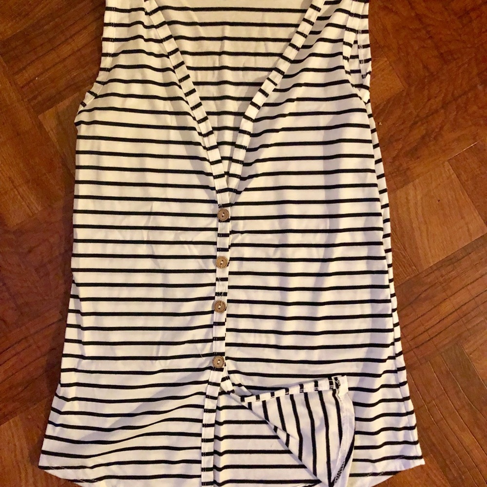 Sleeveless tee